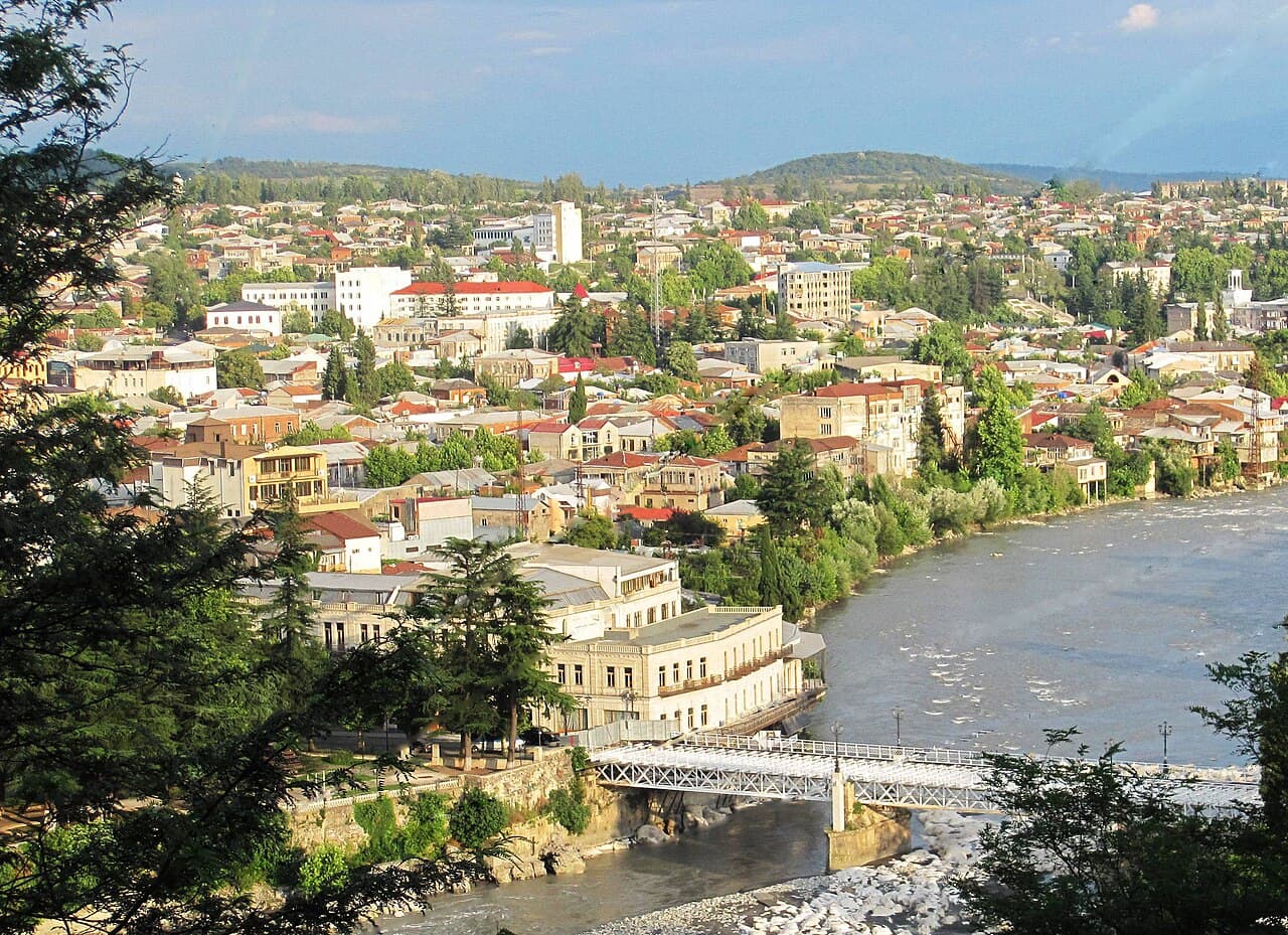 Река Риони, Белый мост и кварталы Кутаиси сверху