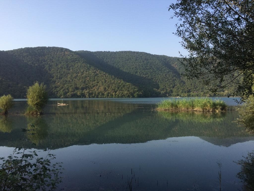 Озеро Нохур и горные склоны рядом с Габалой
