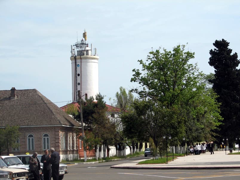Маяк Ленкорани среди городской зелени